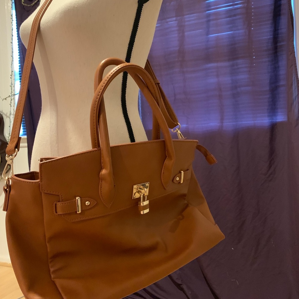 Large, versatile bag; CLEAN! Can be x-body or not!